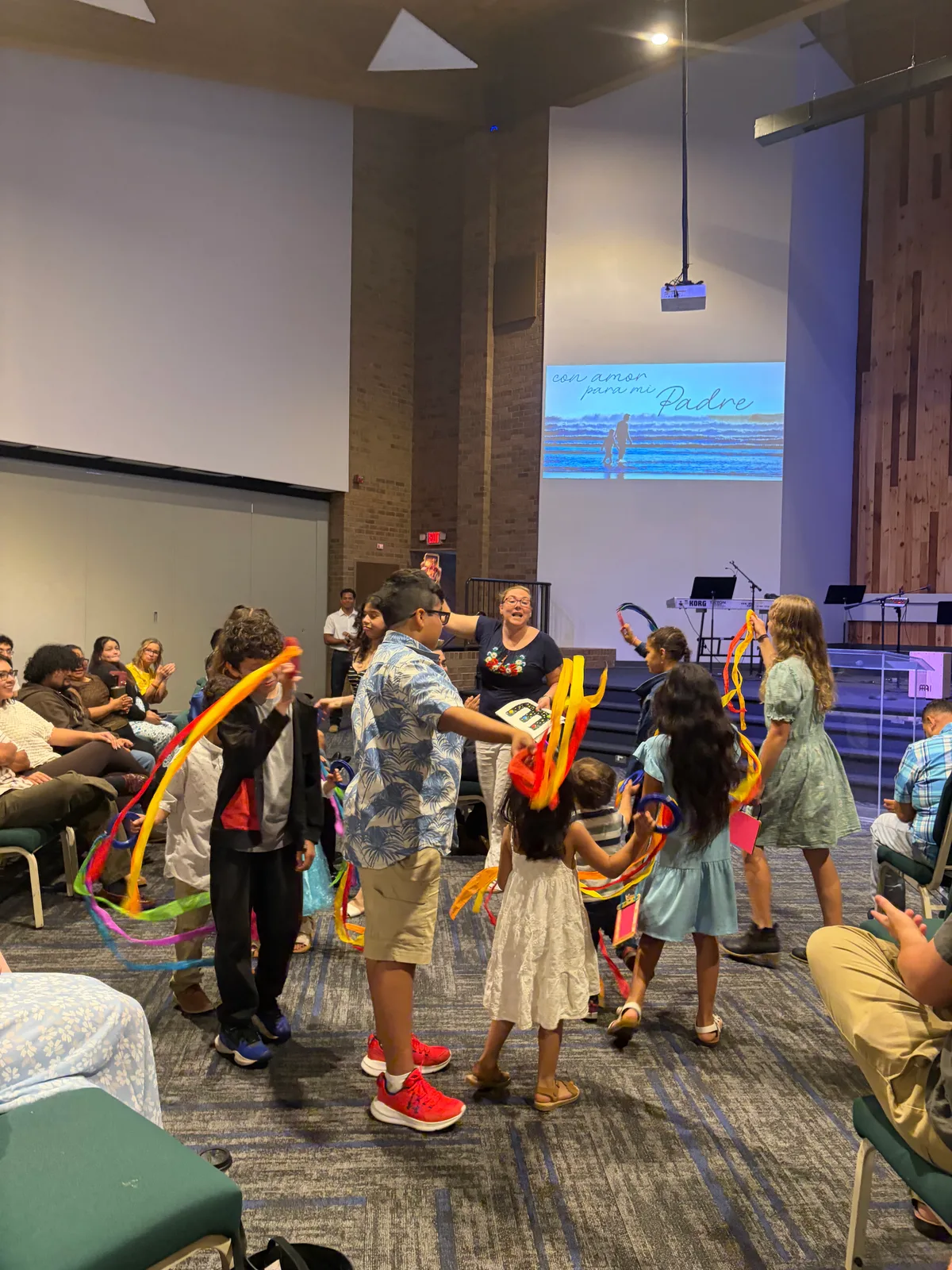 Niños aprendiendo juntos en una actividad de la iglesia