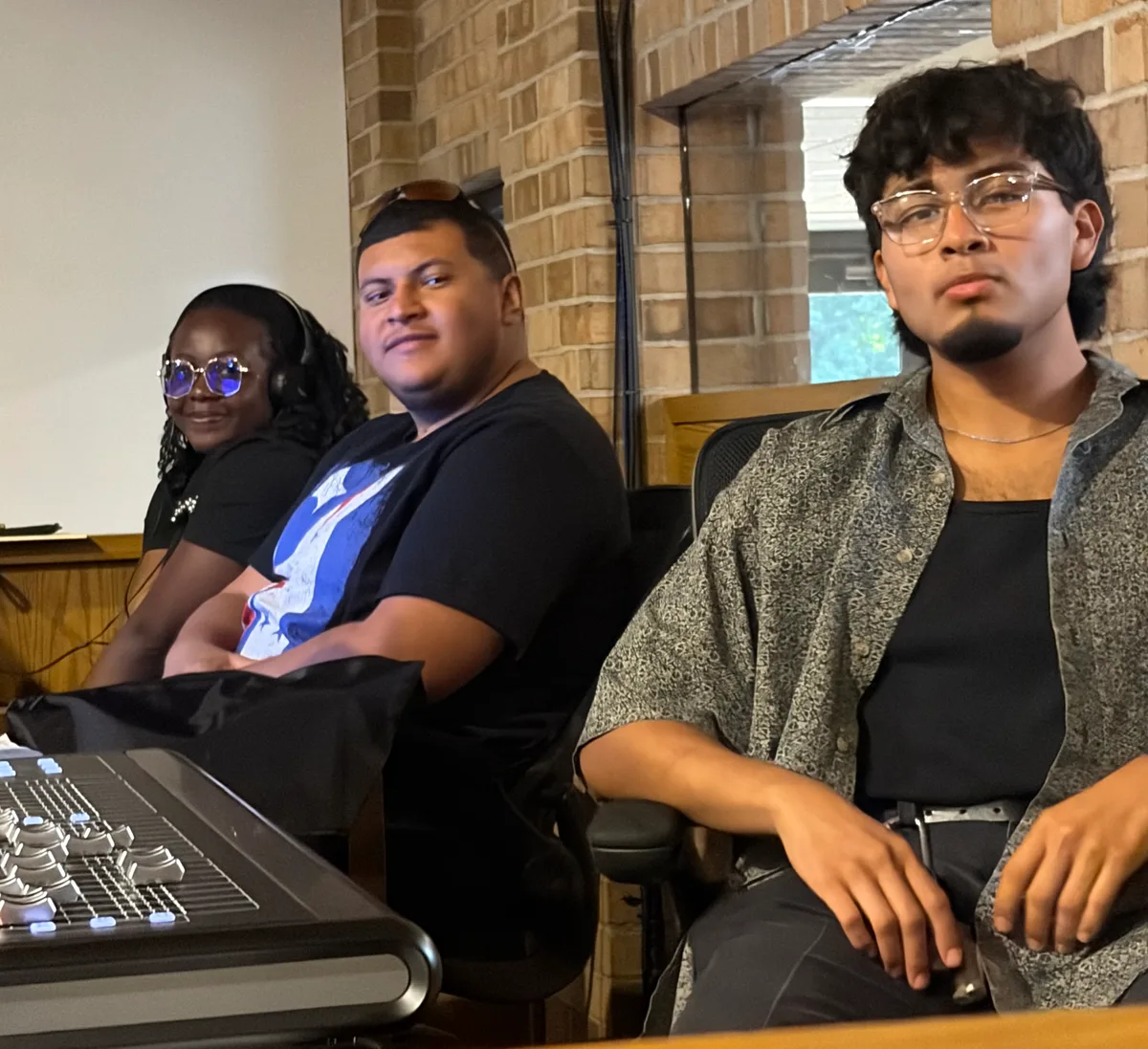 Equipo sirviendo en el ministerio de sonido