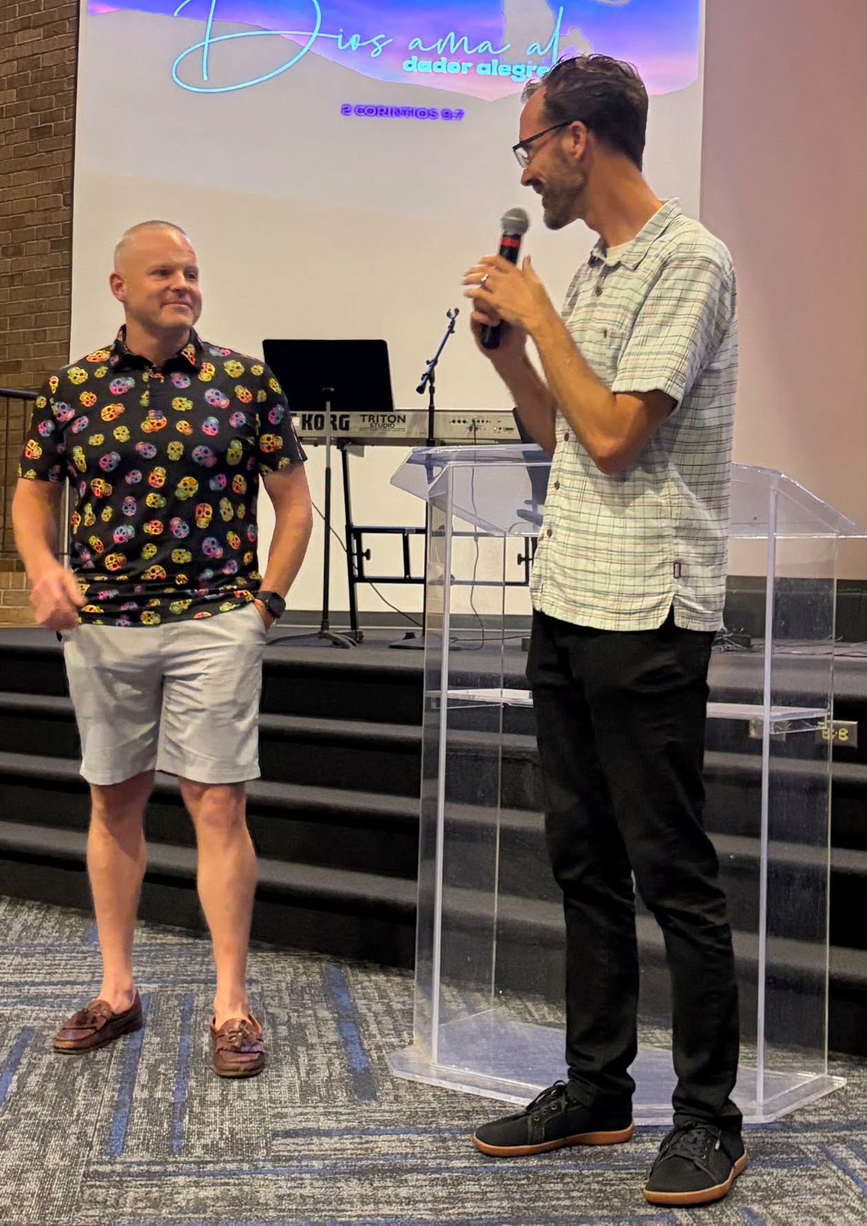 Líderes compartiendo con la iglesia